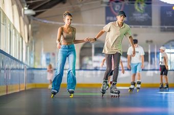 deux personnes qui font du roller